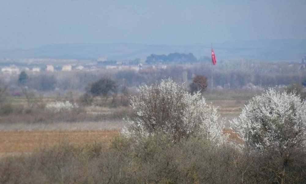 Ψυχολογικές επιχειρήσεις Τούρκων στον Έβρο: Στήνουν τουρκικές σημαίες στα σύνορα